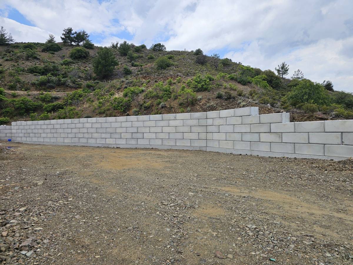 Precast Block Retaining Walls vs Cast-in-Place Concrete: A Practical Comparison
